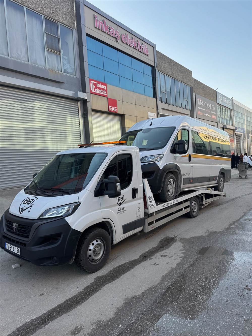 BB Class çekicisinin bir minibüsü taşıması